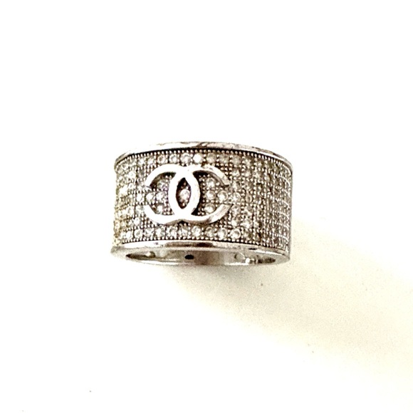 New Listing ! Silver Textured Ring with Crystals Size 6 - Picture 3 of 9